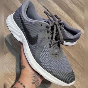 Nike Revolution 4